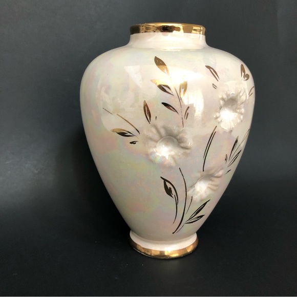 Halbach Geschenke German Creme Vase with Gold Trim - Picture 13 of 16